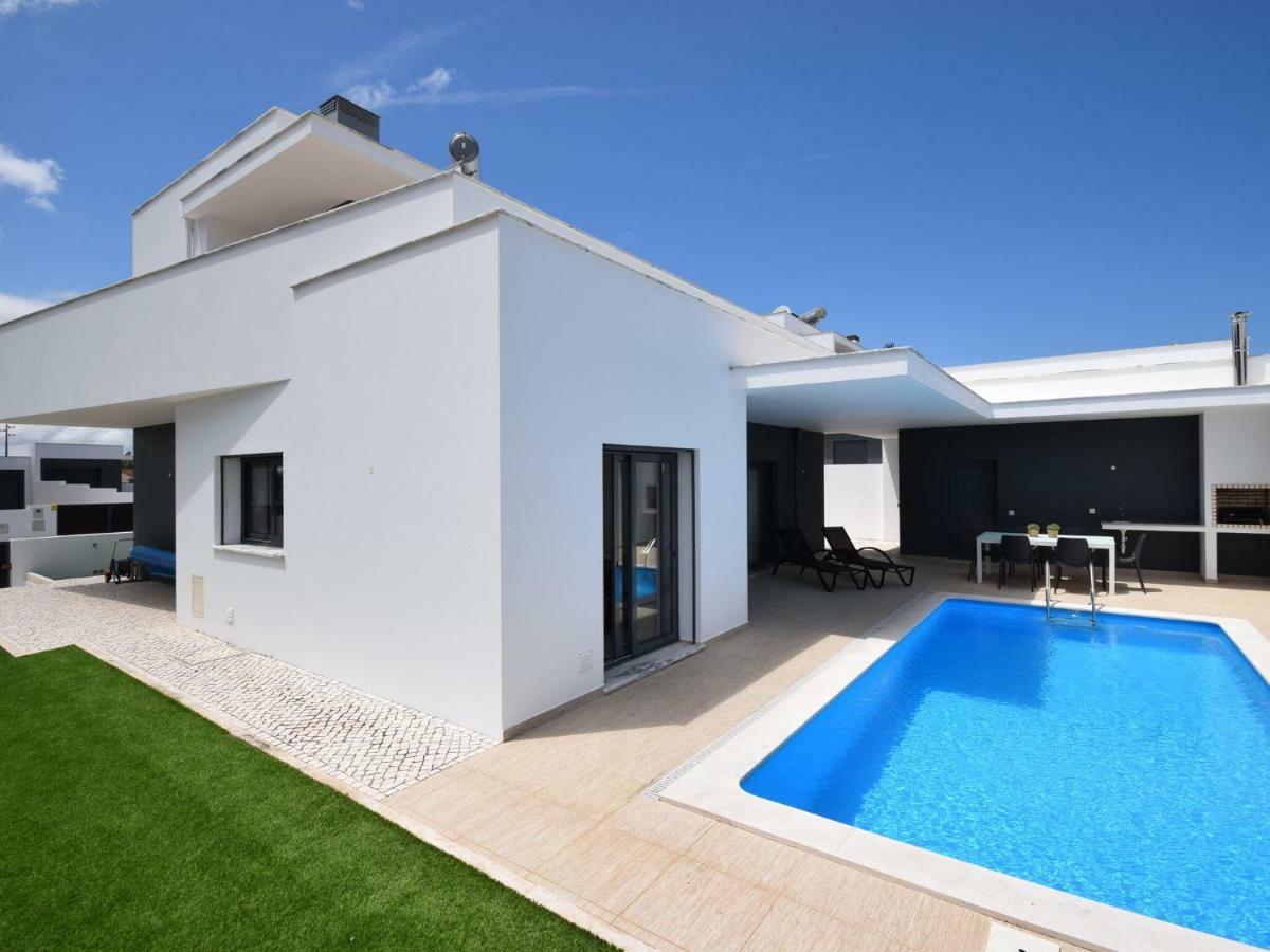 Modern Villa With Private Pool Near The Beautiful Beach Of Foz De Arelho Nadadouro エクステリア 写真